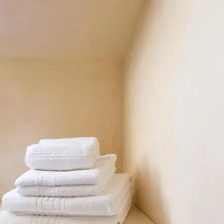 Rolls - Porzione Di Con Piscina,giardino E Parcheggi *