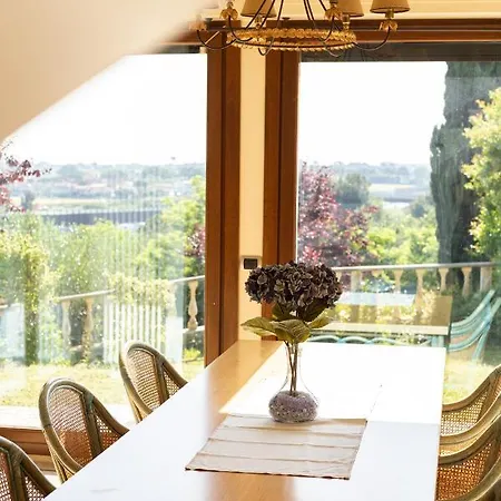 Rolls - Porzione Di Con Piscina,giardino E Parcheggi *