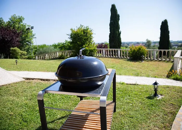 Rolls - Porzione Di Con Piscina,giardino E Parcheggi